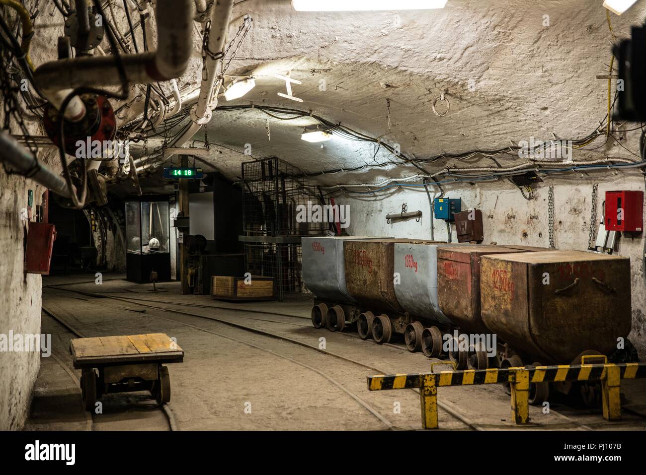 I carri di carbone su piste in un sotterraneo della miniera di carbone Foto Stock