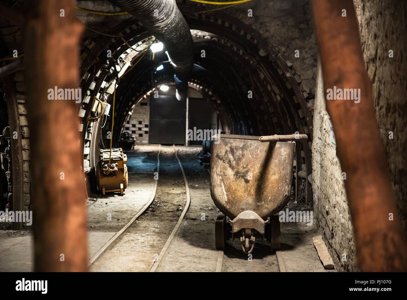 I carri di carbone su piste in un sotterraneo della miniera di carbone Foto Stock