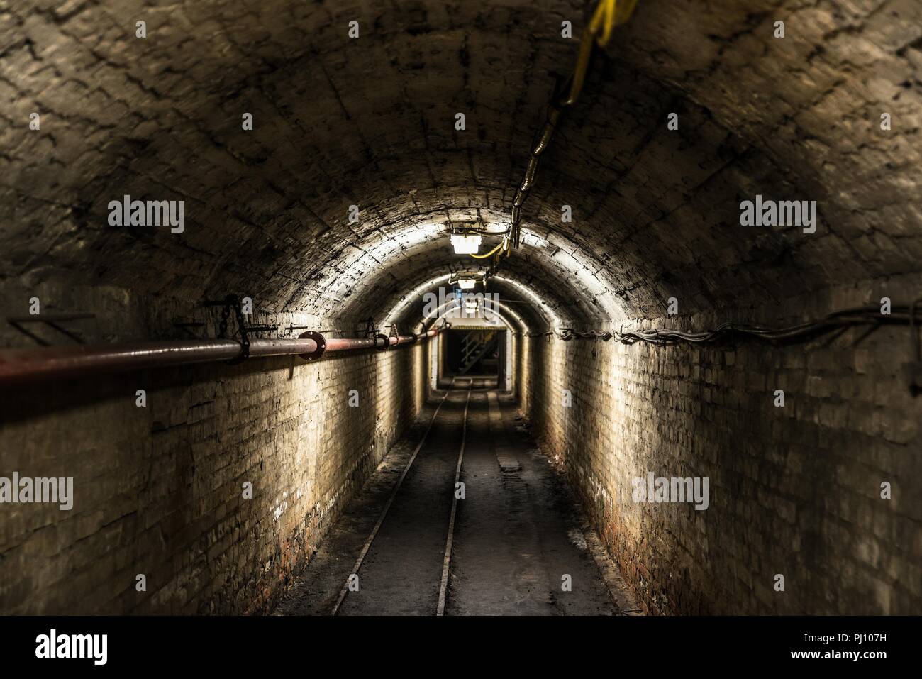 Tunnel sotterraneo in nero sotterraneo della miniera di carbone Foto Stock