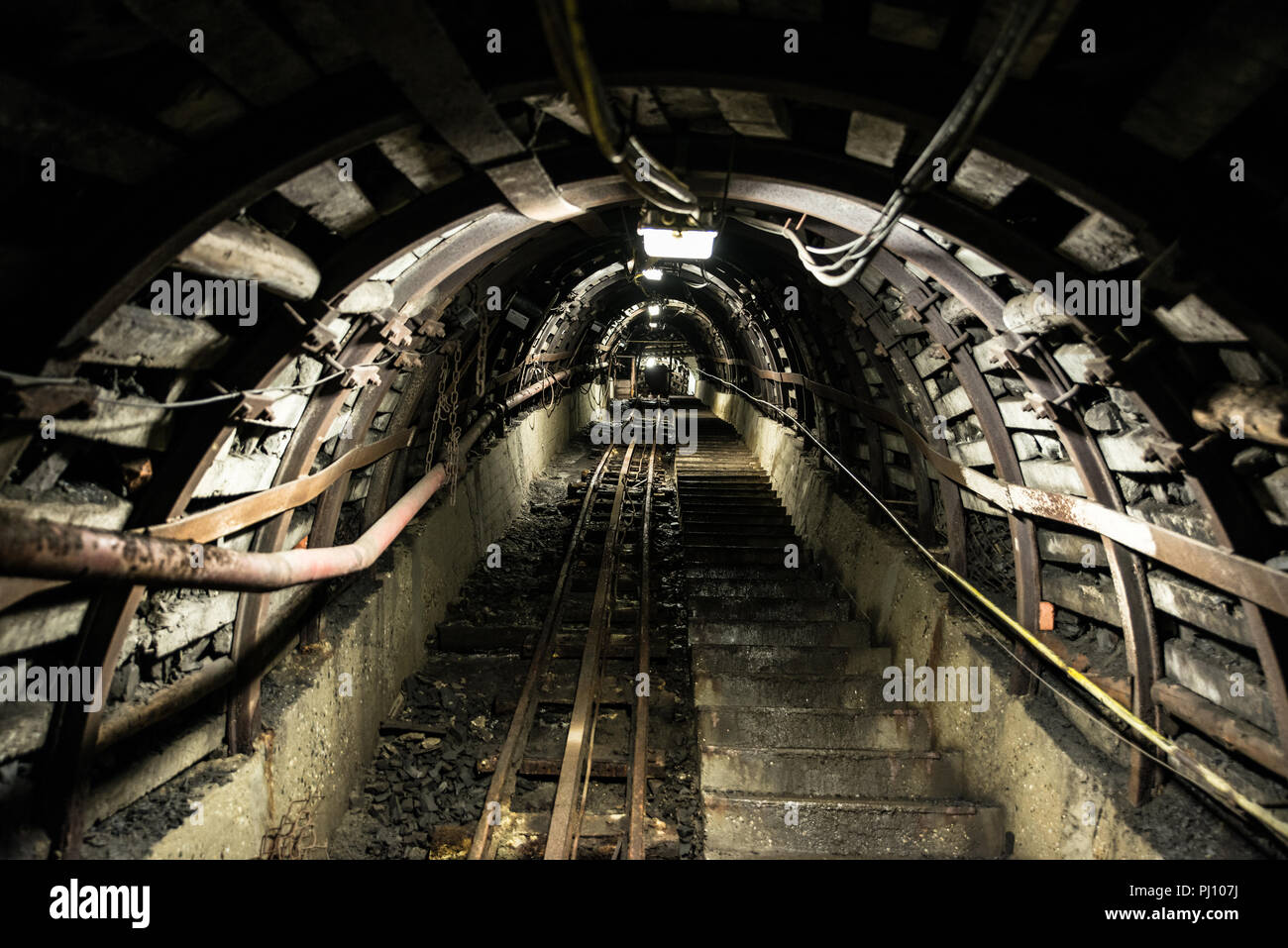 Tunnel sotterraneo in nero sotterraneo della miniera di carbone Foto Stock
