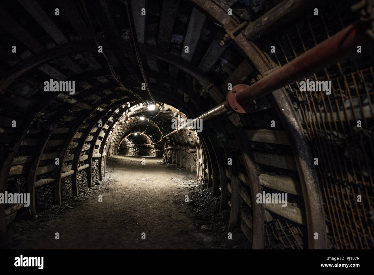 Tunnel sotterraneo in nero sotterraneo della miniera di carbone Foto Stock