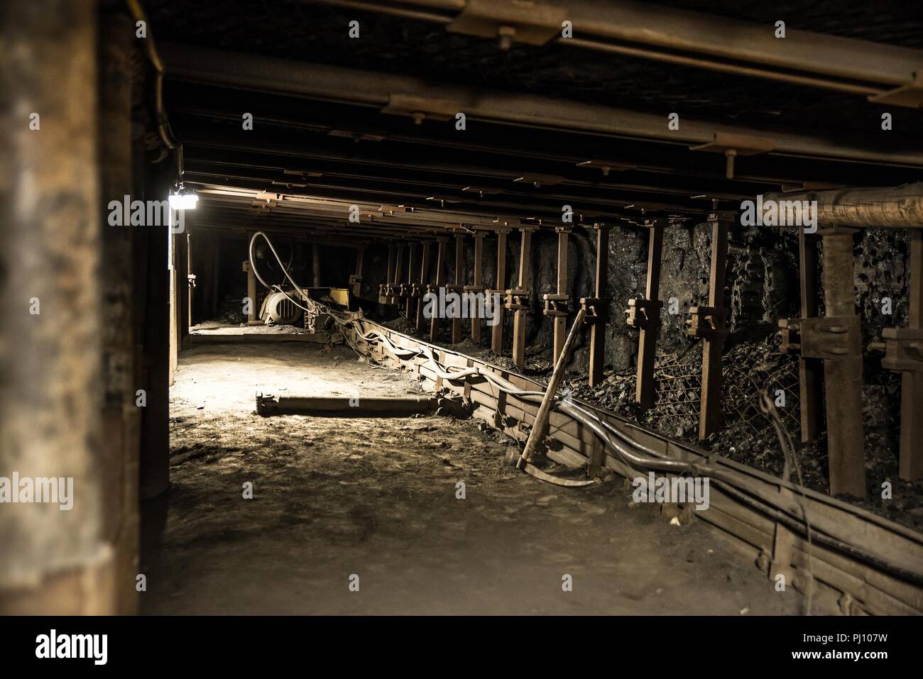 Ferro supporti del tetto in nero sotterraneo della miniera di carbone Foto Stock