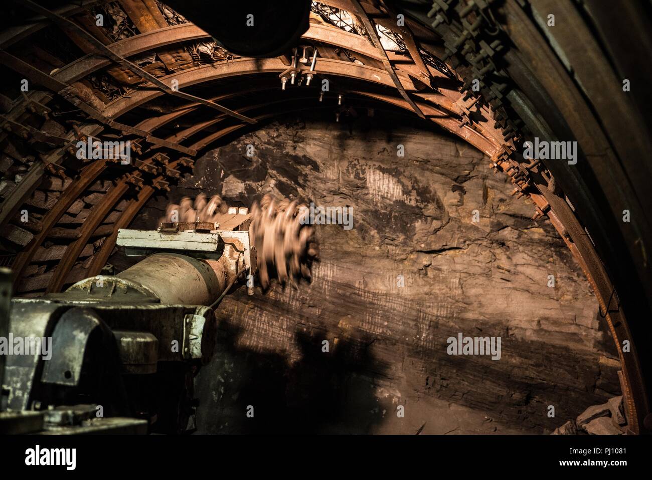 Trapani Roadheader il tunnel nella roccia. La metropolitana della miniera di carbone Foto Stock