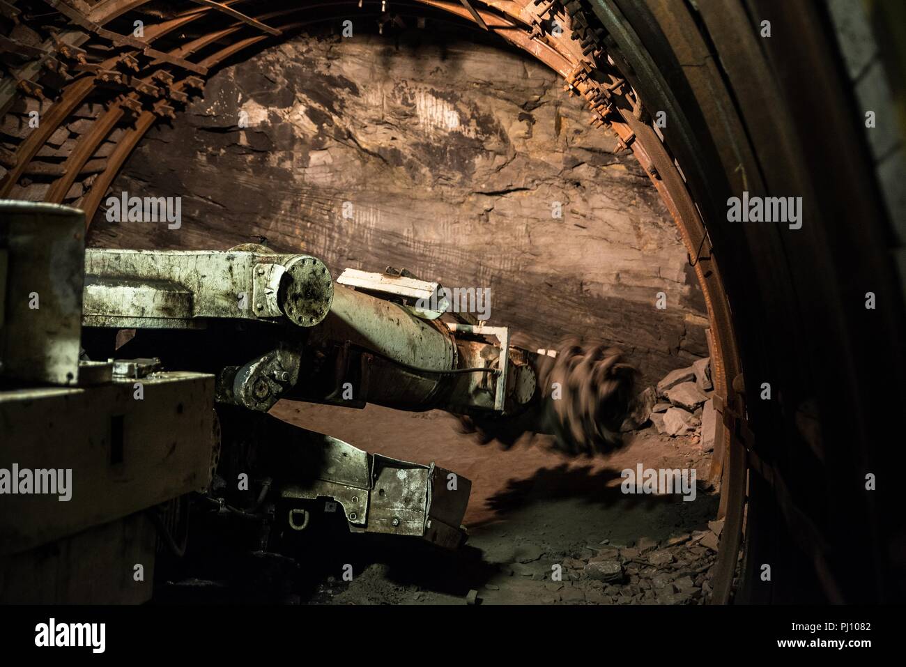 Trapani Roadheader il tunnel nella roccia. La metropolitana della miniera di carbone Foto Stock