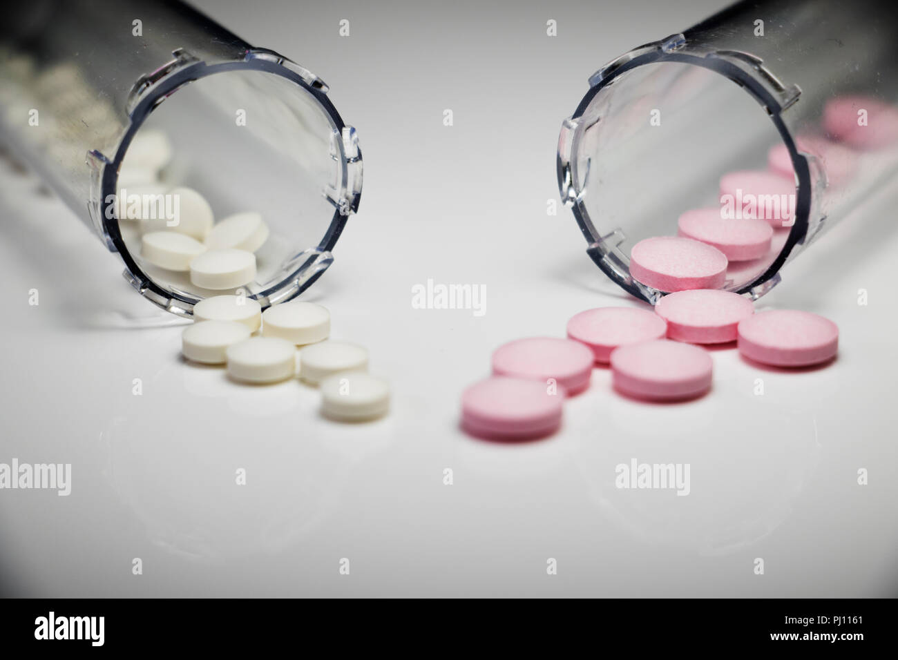 Farmaci e pillola bottiglie. Close up di medicina ospedale isolato su sfondo bianco. Pillola ricarica, droghe sintetiche. Foto Stock