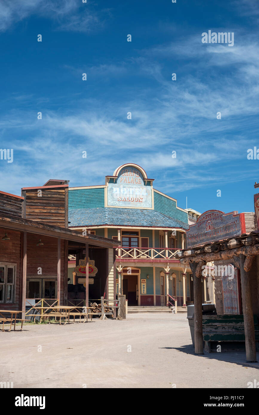 Down Town Old Tucson movie studios, il vecchio west dell architettura, edifici in legno sotto il luminoso cielo blu. Foto Stock