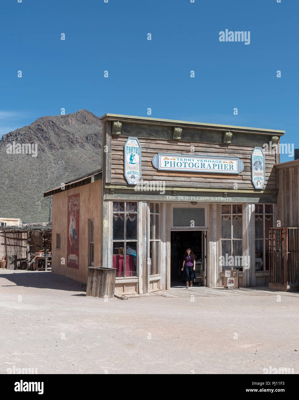 Studio fotografico in Old Tucson. Vecchio stile western edificio, sporcizia street. Foto Stock