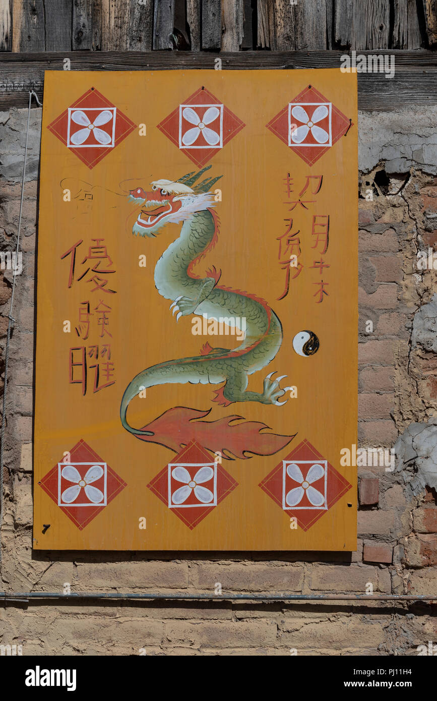 Firmare con la scrittura cinese, simboli e drago. Foto Stock