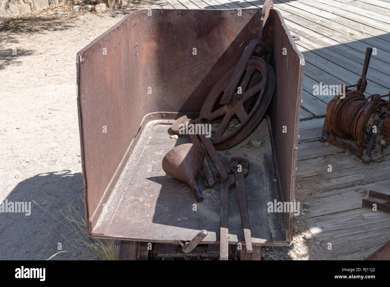 Vecchia auto di data mining con strumenti arrugginito impostazione all'interno. Foto Stock