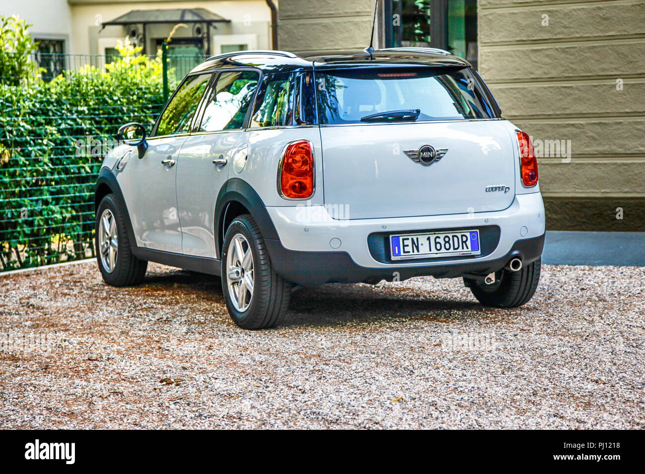 Nuova porta quattro grandi Mini Cooper con licenza Italiana piastra in  Udine, Italia Foto stock - Alamy