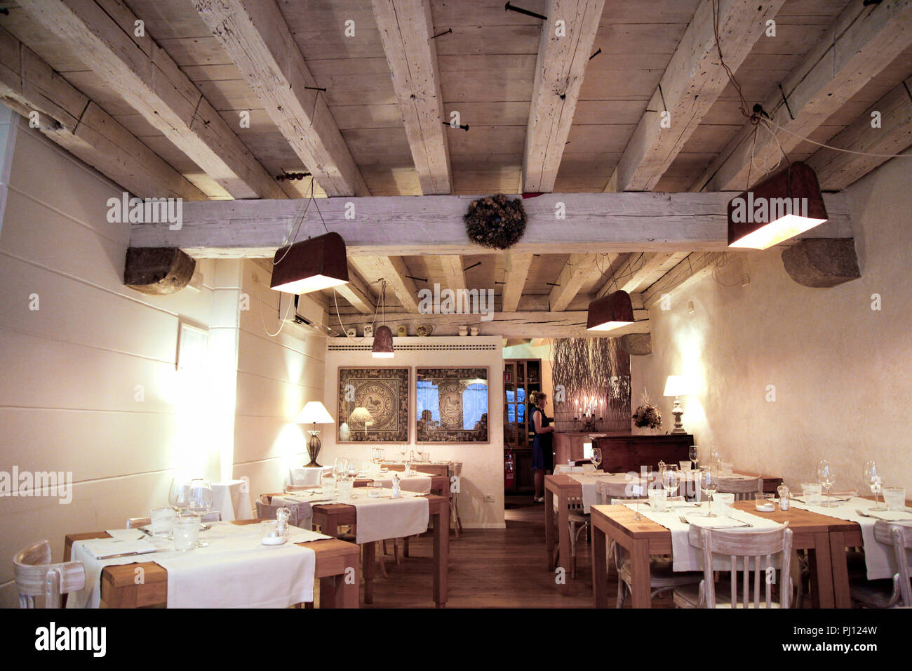 Rustici interni in stile rustico francese del ristorante Trattoria Antica Maddalena in Via Pelliccerie a Udine Foto Stock