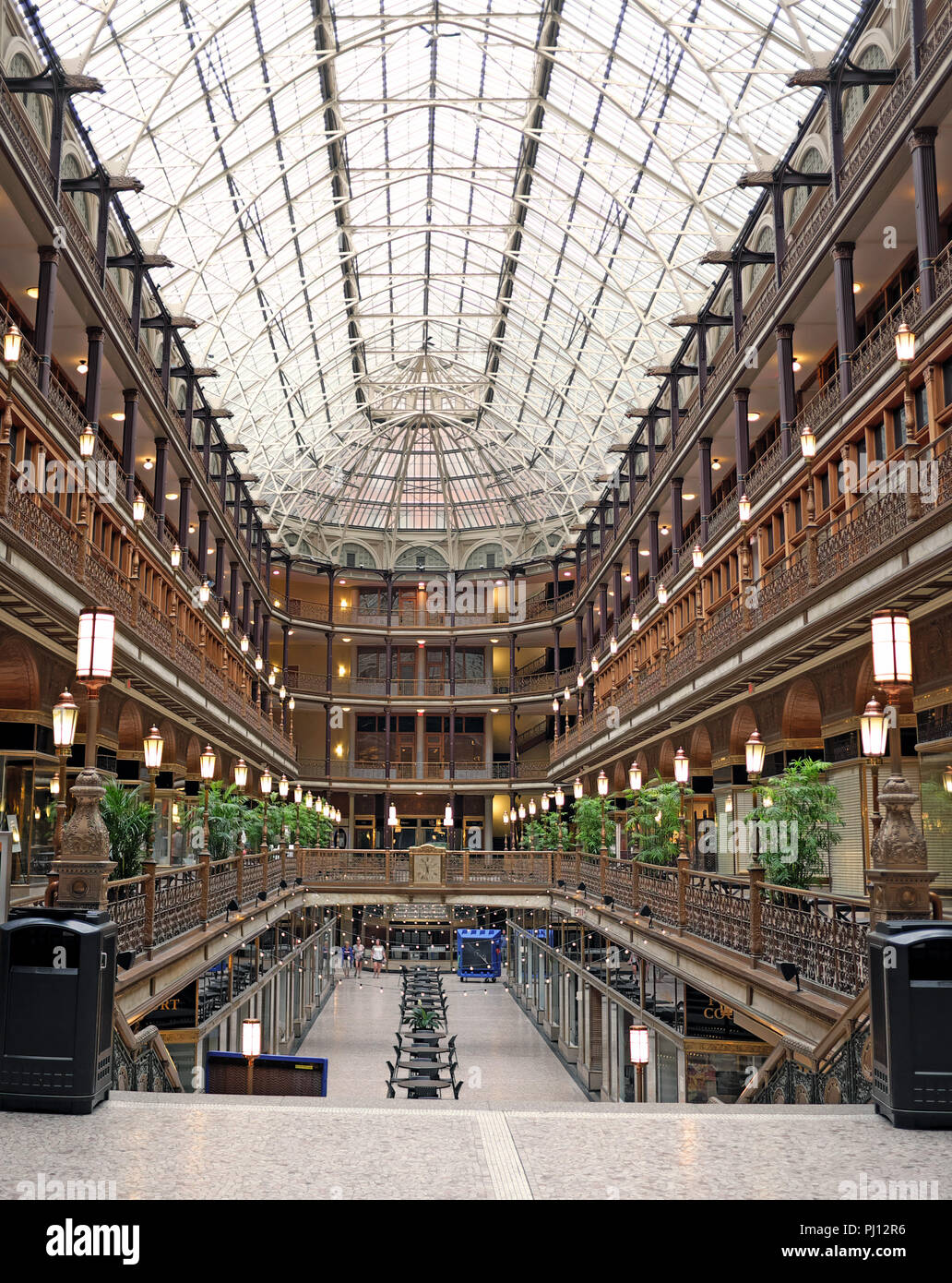 La Cleveland Arcade, aperto nel 1890 come uno dei primi indoor centri commerciali negli Stati Uniti, è ormai un punto di riferimento nel centro di Cleveland, Ohio, USA. Foto Stock