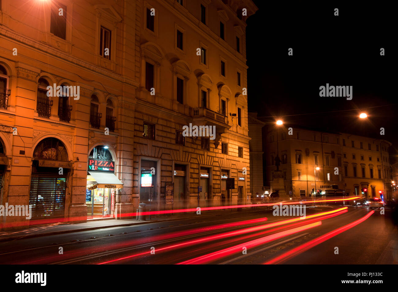 Striature di luce rossa dal traffico su una strada di Roma di notte tempo. Foto Stock