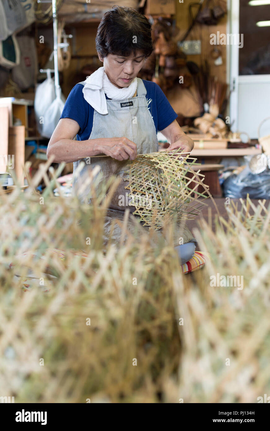 Yoshie Iwao intreccia cesti a Iwao Chikuran's Workshop nella città di Beppu, prefettura di Oita, in Giappone il 7 settembre 20. 2016.Beppu è tra diverse regioni througho Foto Stock