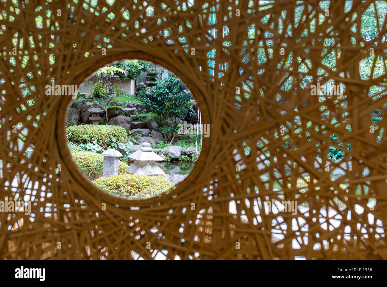 La foto mostra una parte di un bambù parete divisoria creati da artigiani locali all'interno di Hana ryokan Beppu (tradizionale inn) nella città di Beppu, prefettura di Oita, Japa Foto Stock