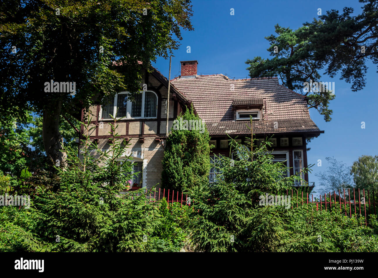 Villa Antica,'Art Nouveau'Style, costruito nei primi anni del ventesimo secolo. Località di villeggiatura Krynica Morska(Kahlberg), situato sulle rive del Mar Baltico. Foto Stock