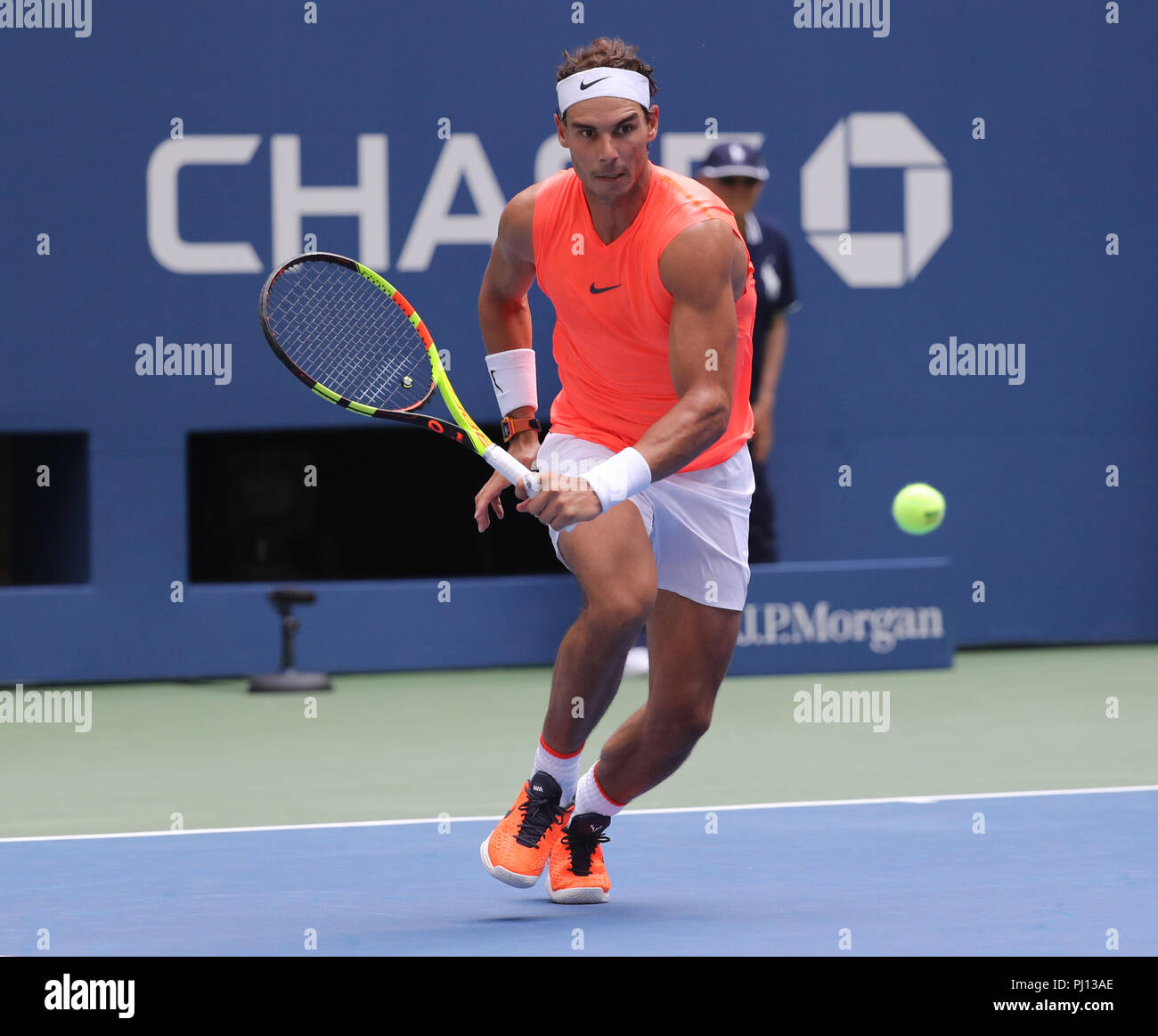 17-tempo Grand Slam campione Rafael Nadal di Spagna in azione durante il suo 2018 US Open round di 16 corrispondono a Billie Jean King National Tennis Center Foto Stock