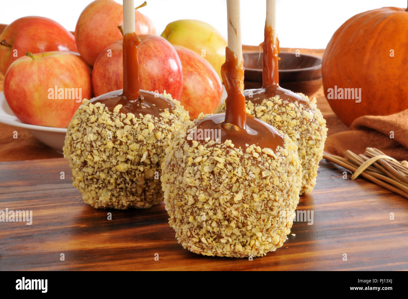 Fresche fatte caramello mele su un tagliere Foto Stock