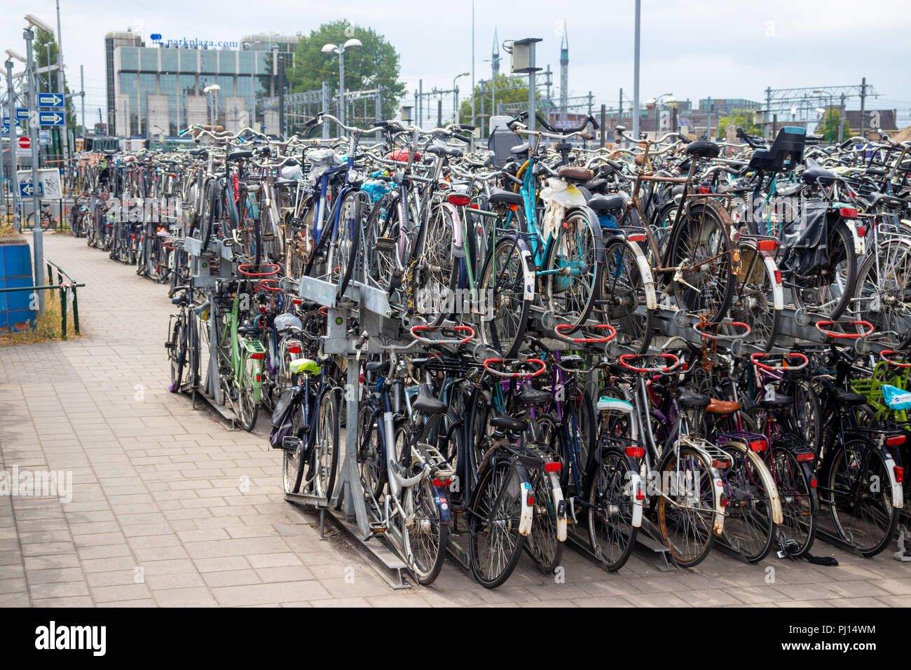 Migliaia di biciclette parcheggiate nella città di Utrecht Holland. Foto Stock