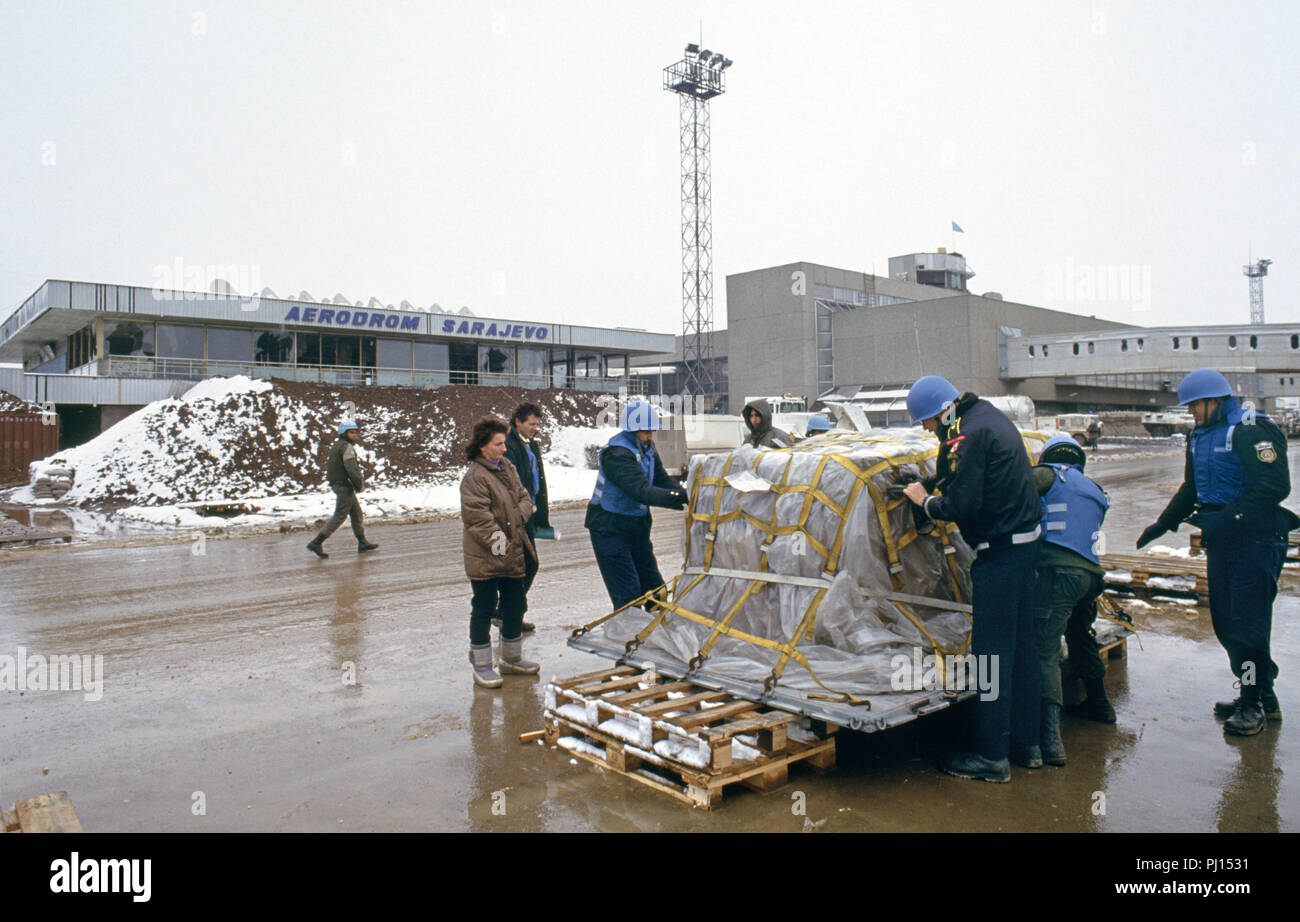 4 Marzo 1993 durante l'assedio di Sarajevo: presso l'aeroporto di Sarajevo, Nazioni Unite di un soldato e di polizia delle Nazioni Unite di varie nazionalità controllare un pallet di grandi dimensioni che è appena arrivato in aereo. Foto Stock