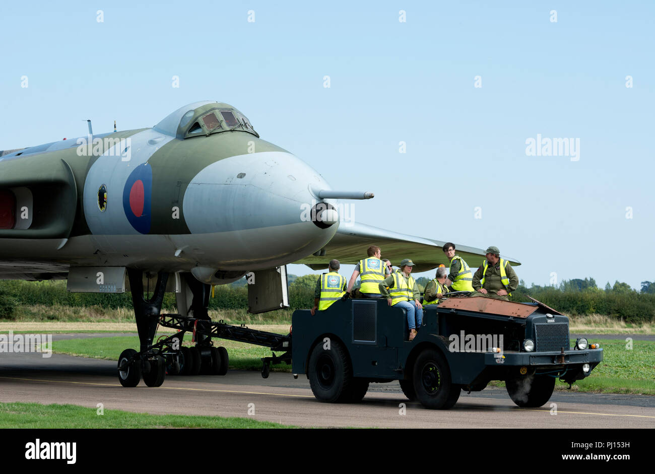 Avro Vulcan XM655 trainato a Wellesbourne Airfield, Warwickshire, Inghilterra, Regno Unito Foto Stock