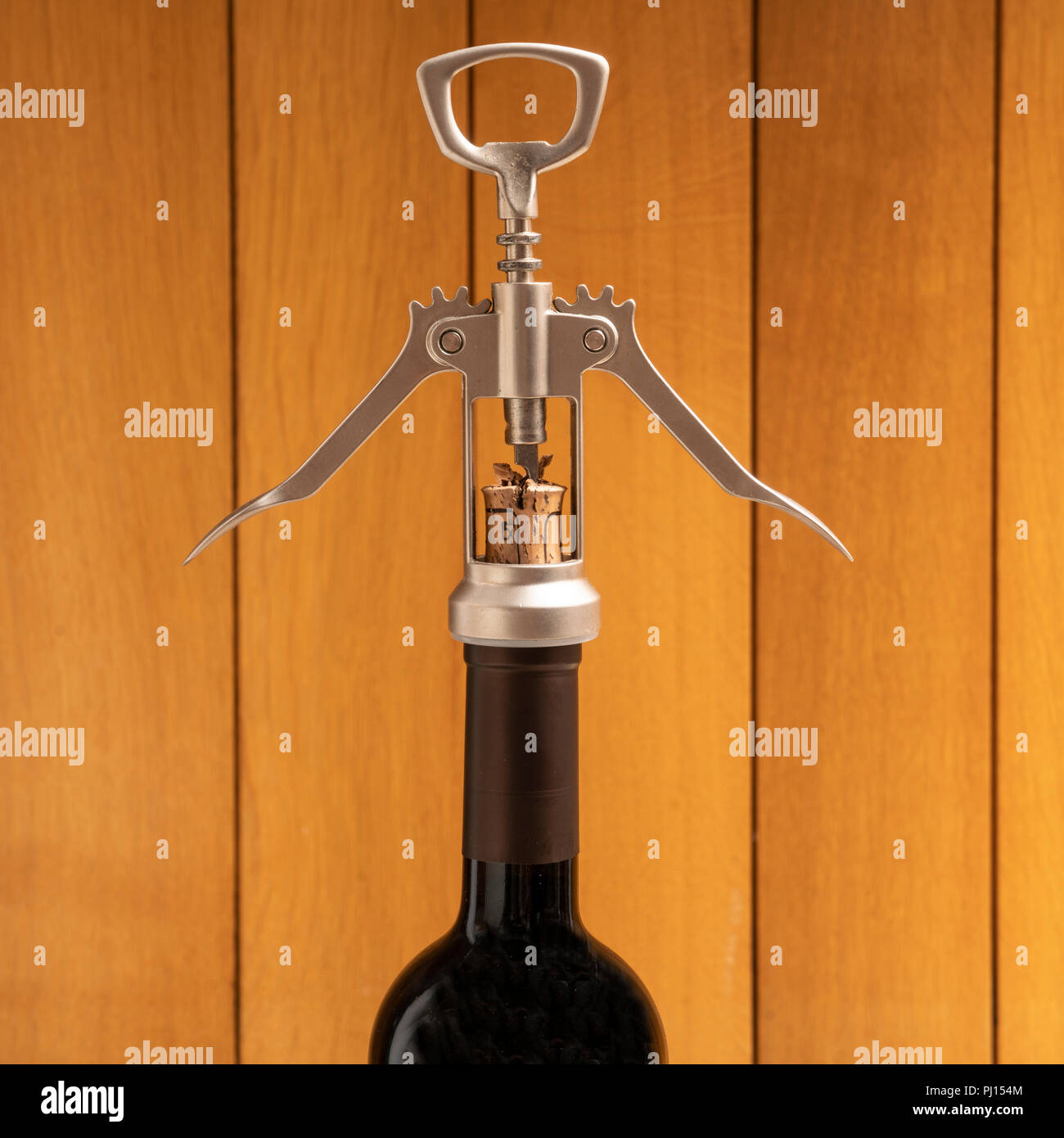 Aprire una bottiglia di vino con un cavatappi Foto stock - Alamy