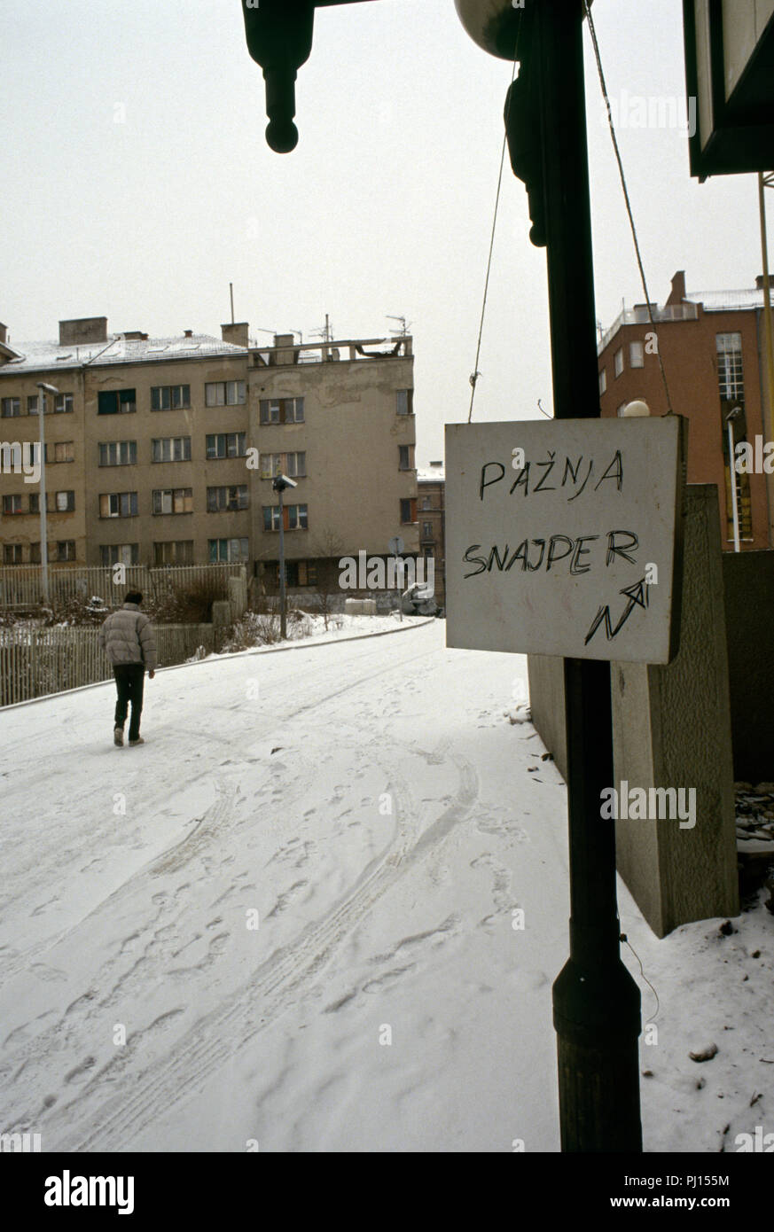 5 Marzo 1993 durante l'assedio di Sarajevo: scritti a mano i 'Paznja Snajper' (Attenzione Sniper) firmare pende da una lampada posta vicino all'Holiday Inn. Foto Stock