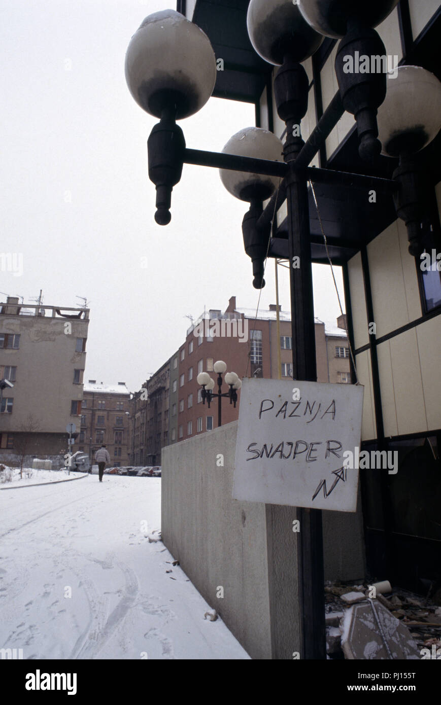 5 Marzo 1993 durante l'assedio di Sarajevo: scritti a mano i 'Paznja Snajper' (Attenzione Sniper) firmare pende da una lampada posta vicino all'Holiday Inn. Foto Stock