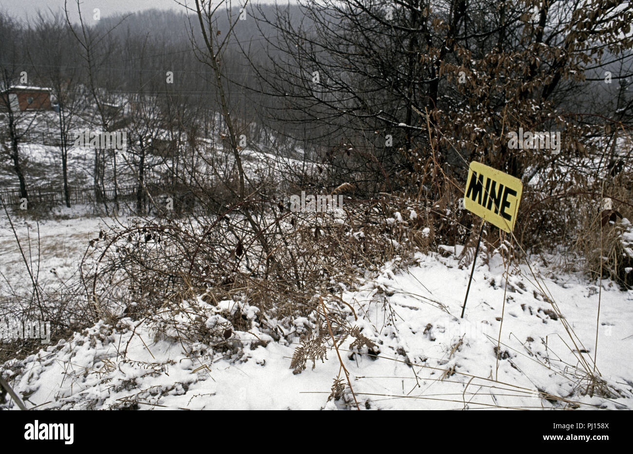 5 Marzo 1993 durante la guerra in Bosnia: a circa metà strada tra Sarajevo e Kiseljak, una strada minato è contrassegnato con un segno di rudimentali. Questo è stato nella terra di nessuno tra bosniaco-territorio controllato e che controllato dall'HVO (croati). Foto Stock