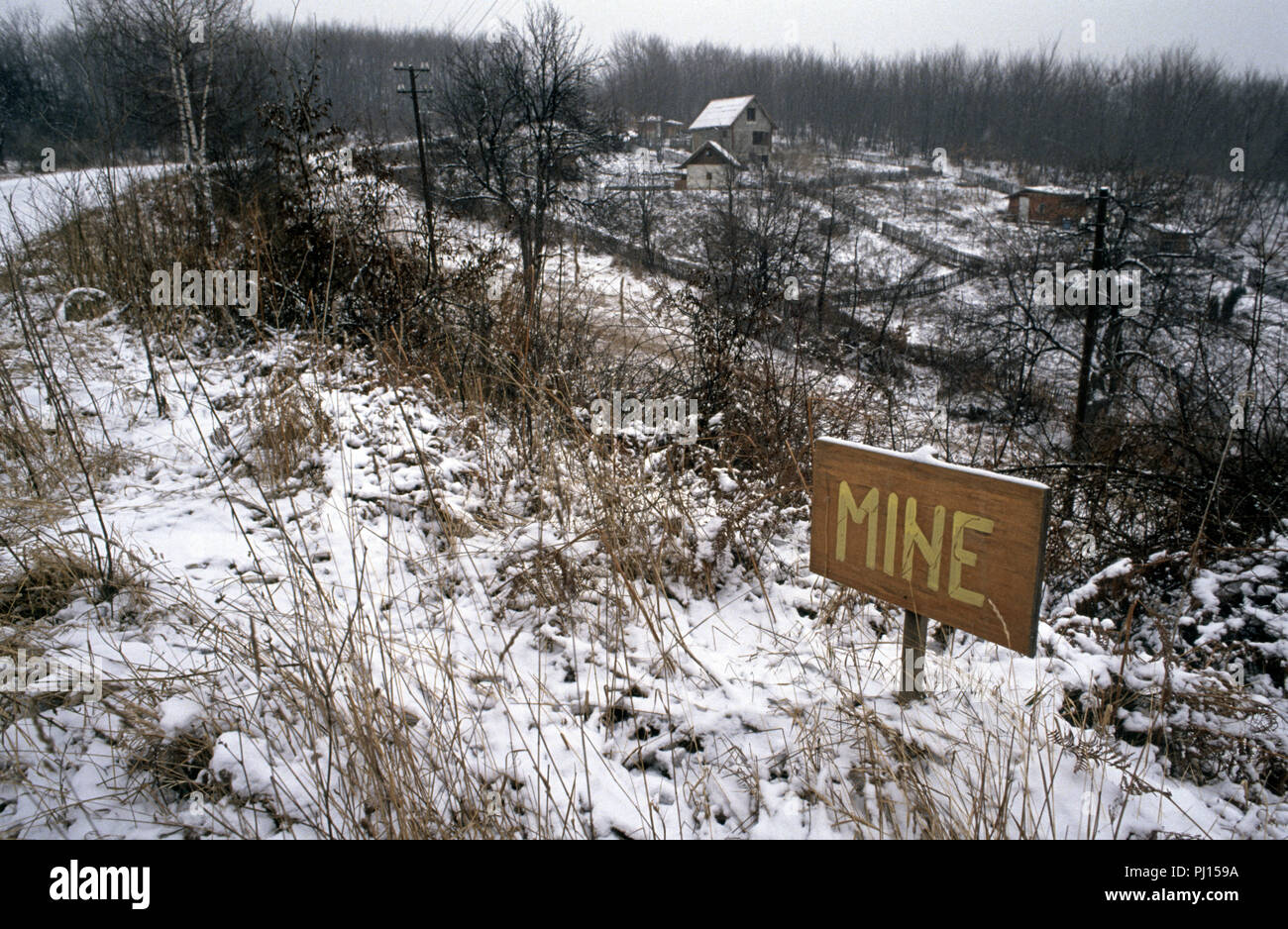 5 Marzo 1993 durante la guerra in Bosnia: a circa metà strada tra Sarajevo e Kiseljak, una strada minato è contrassegnato con un segno di rudimentali. Questo è stato nella terra di nessuno tra bosniaco-territorio controllato e che controllato dall'HVO (croati). Foto Stock