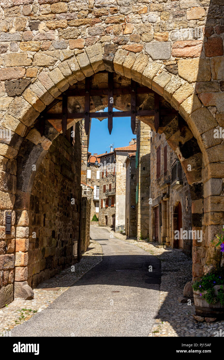 Percorso di entrata della Pradelles etichettati Les Plus Beaux Villages de France sul sentiero di Stevenson, Haute-Loire, Auvergne Rhone Alpes, Francia Foto Stock