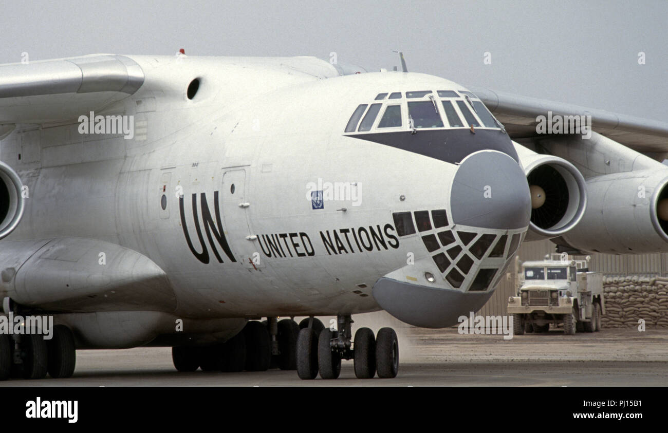8 Marzo 1993 durante l'assedio di Sarajevo: presso l'aeroporto di Sarajevo, un Nazioni Unite Ilyushin Il-76 getto trasporto sollevano nuvole di polvere come i taxi, subito dopo lo sbarco. Foto Stock