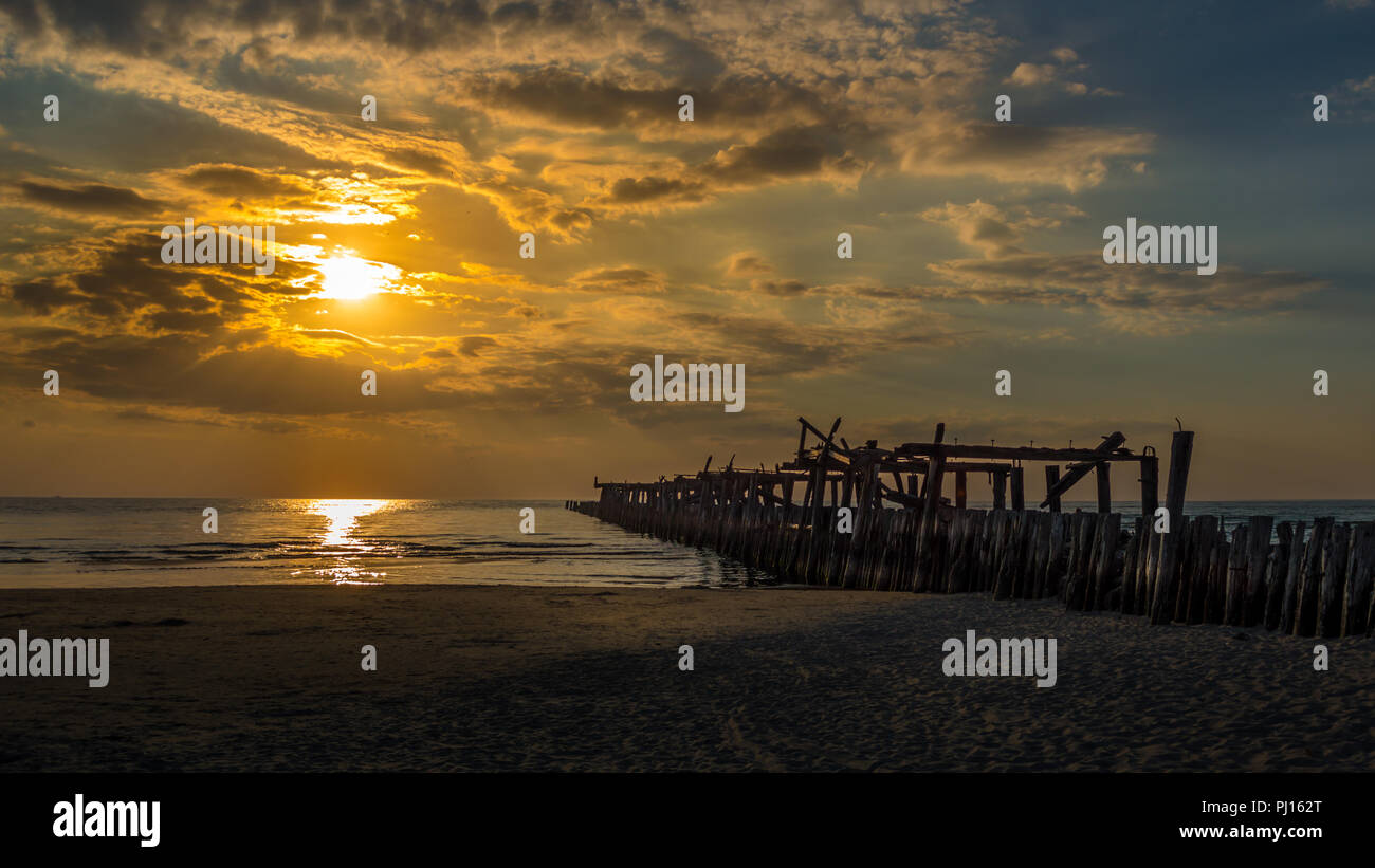 Il vecchio ponte sul tramonto Foto Stock
