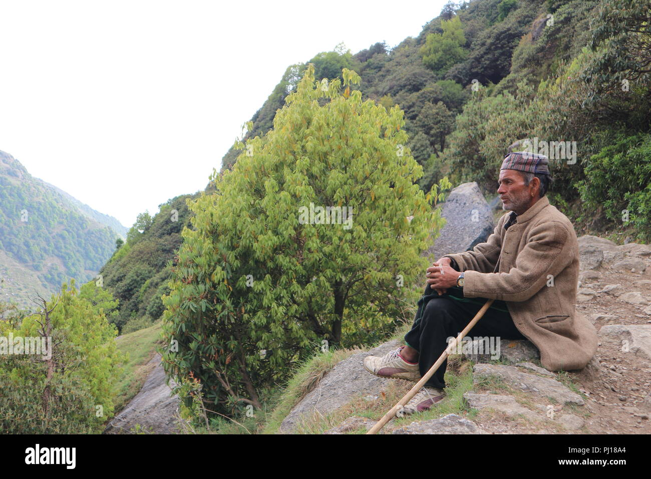 Contemplare la vita su una montagna in India Foto Stock