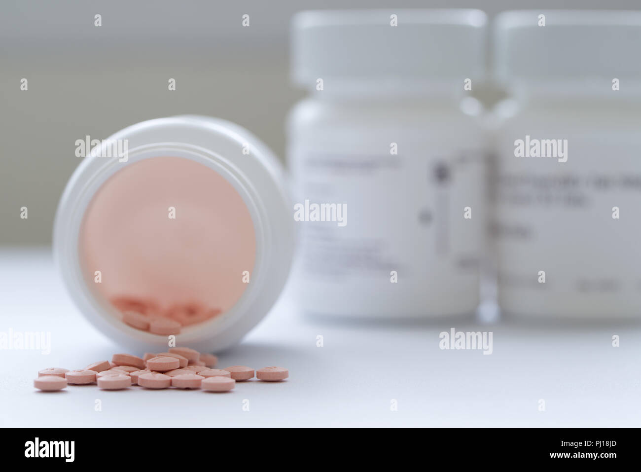 Medicina di prescrizione in bottiglia bianca Foto Stock