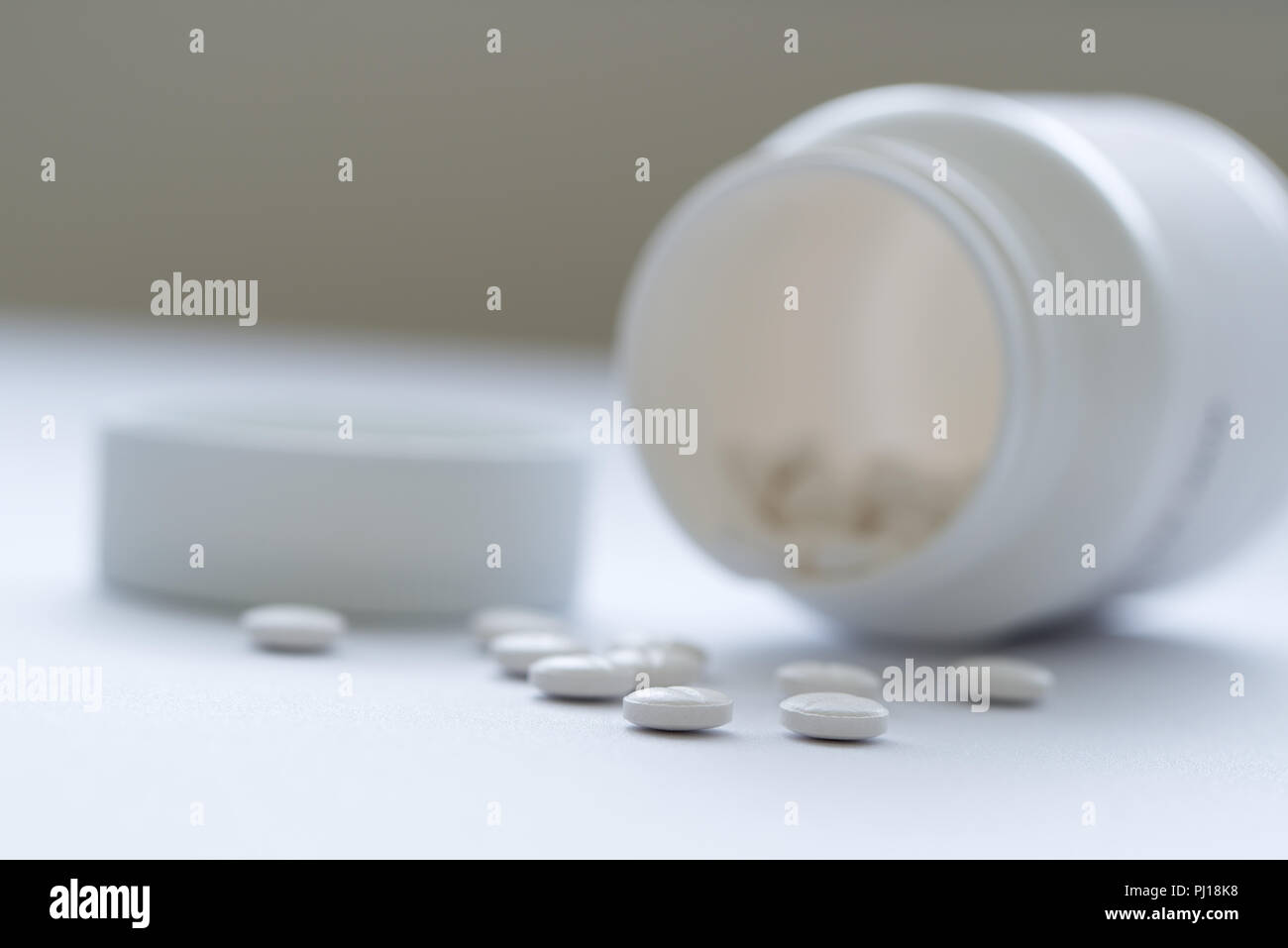 Medicina di prescrizione in bottiglia bianca Foto Stock