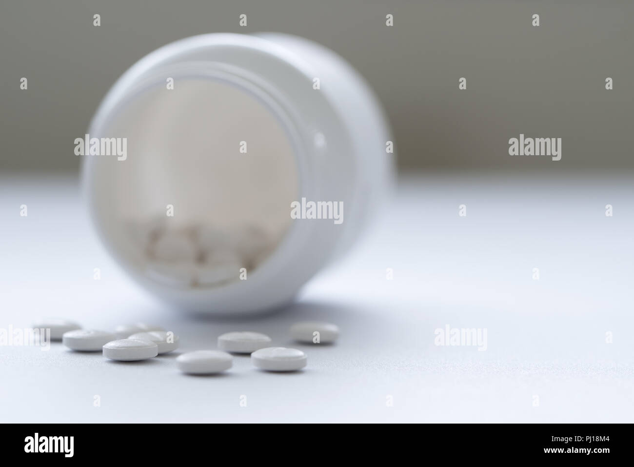 Medicina di prescrizione in bottiglia bianca Foto Stock