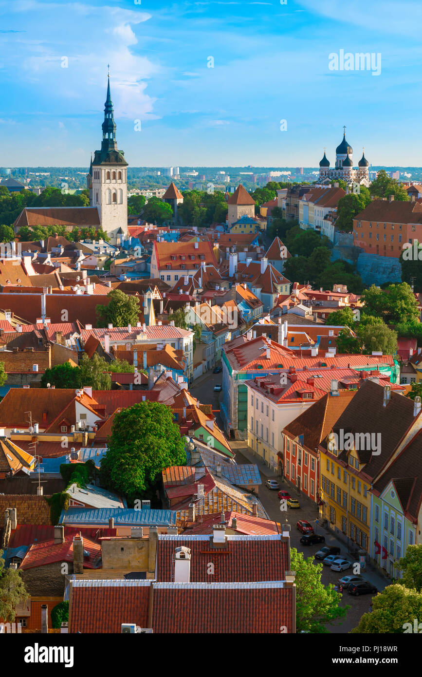 Tallinn cityscape, vista in estate tra i tetti della città vecchia medievale trimestre verso l'ovest della città di Tallinn, Estonia. Foto Stock