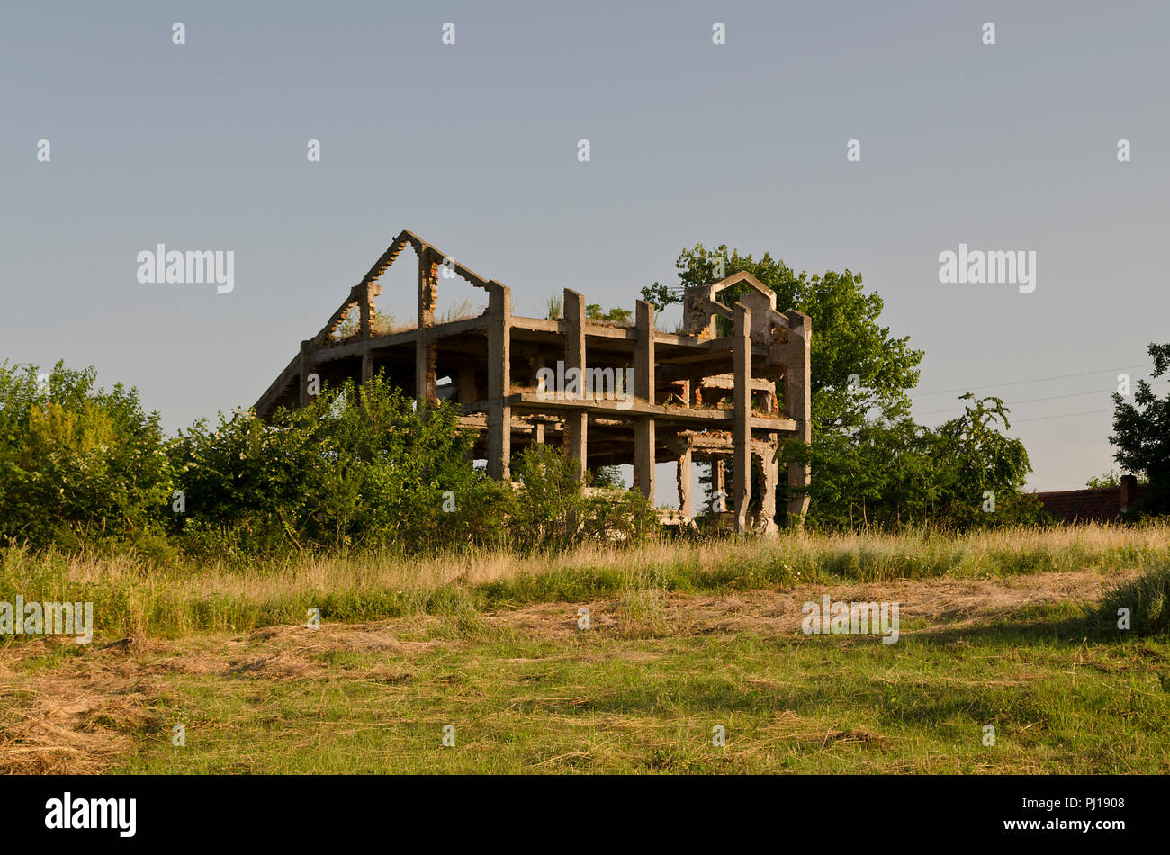 Vecchio edificio fatiscente vicino alla città di Ruse Foto Stock