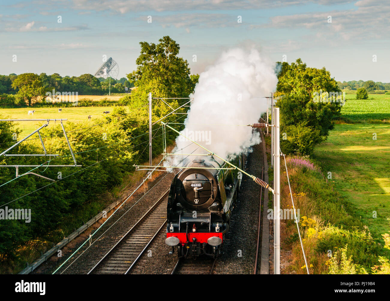 Il treno a vapore chiamato Scarborough Flyer passando da Jodrell Bank nel Cheshire Foto Stock
