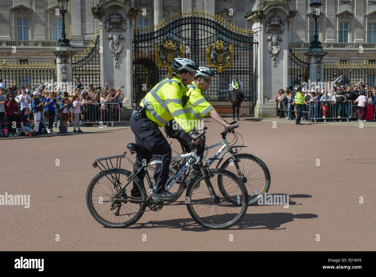 Fahrradpolizisten, il cambio della guardia, Buckingham Palace, London, England, Grossbritannien Foto Stock