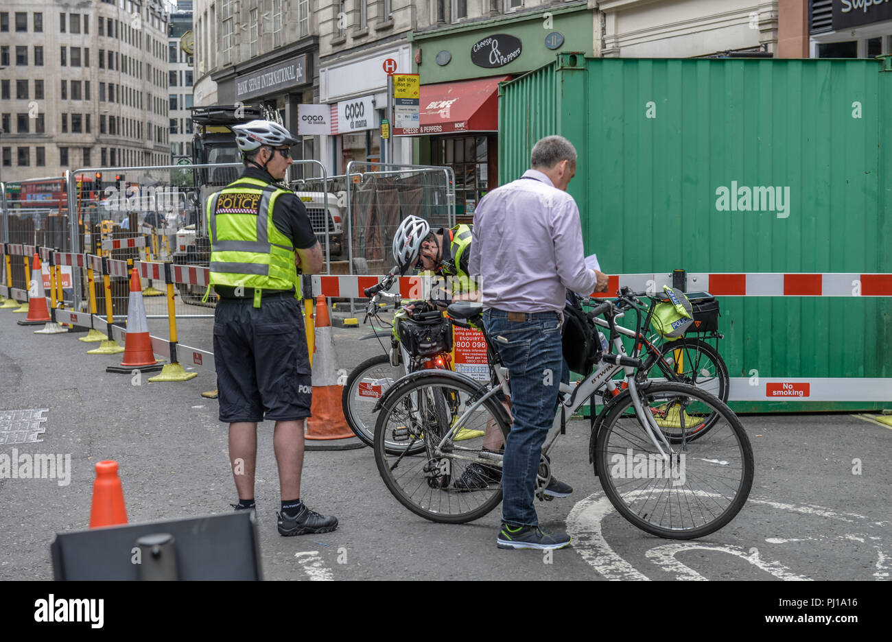 Kontrolle Radfahrer, Londra, Inghilterra, Grossbritannien Foto Stock
