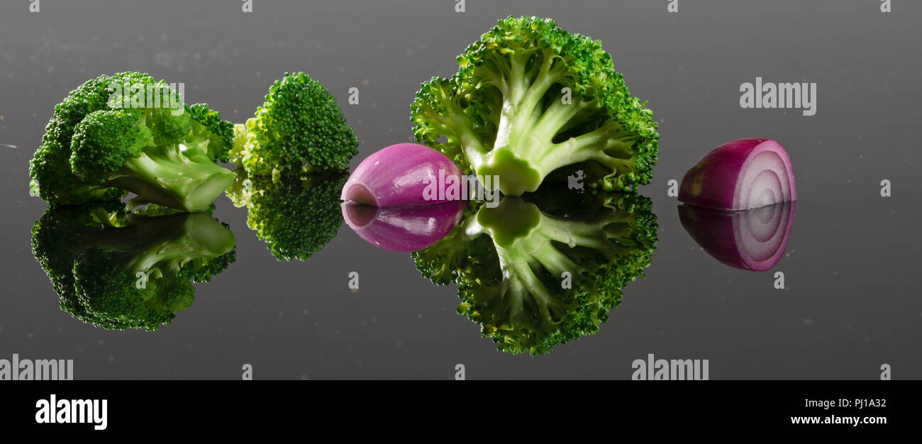 Set di broccoli e cipolla in vetro acrilico. Foto Stock