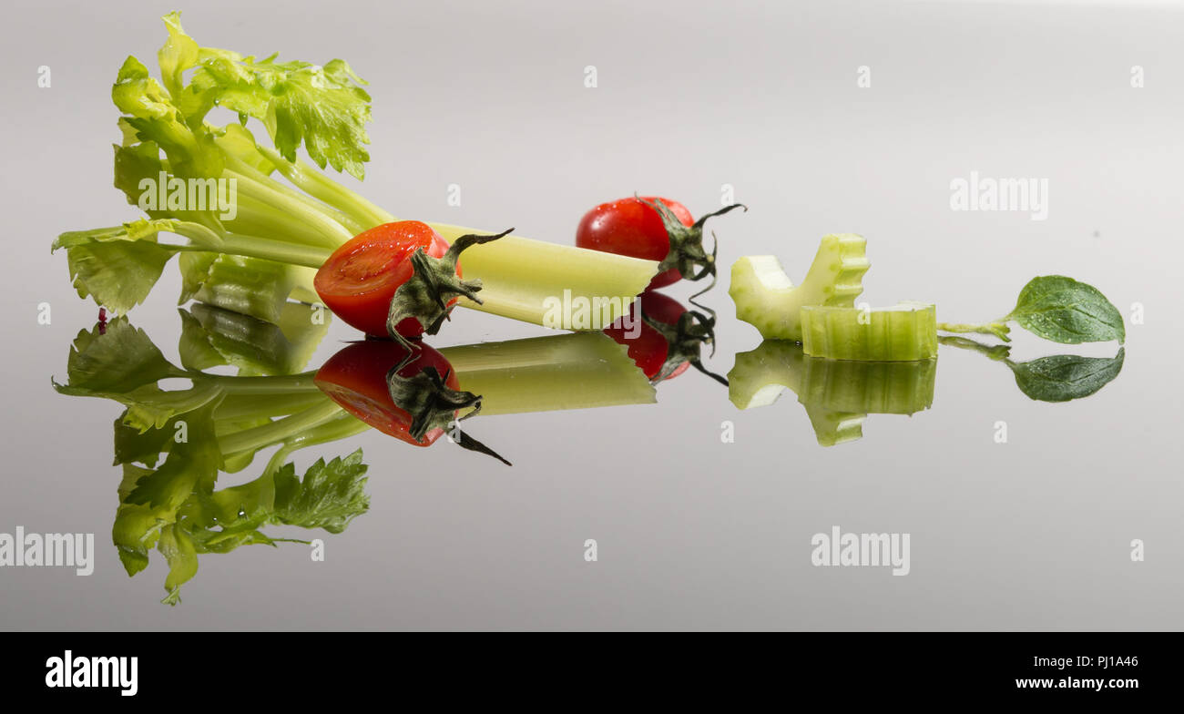 Set di finocchio e pomodori in vetro acrilico. Foto Stock