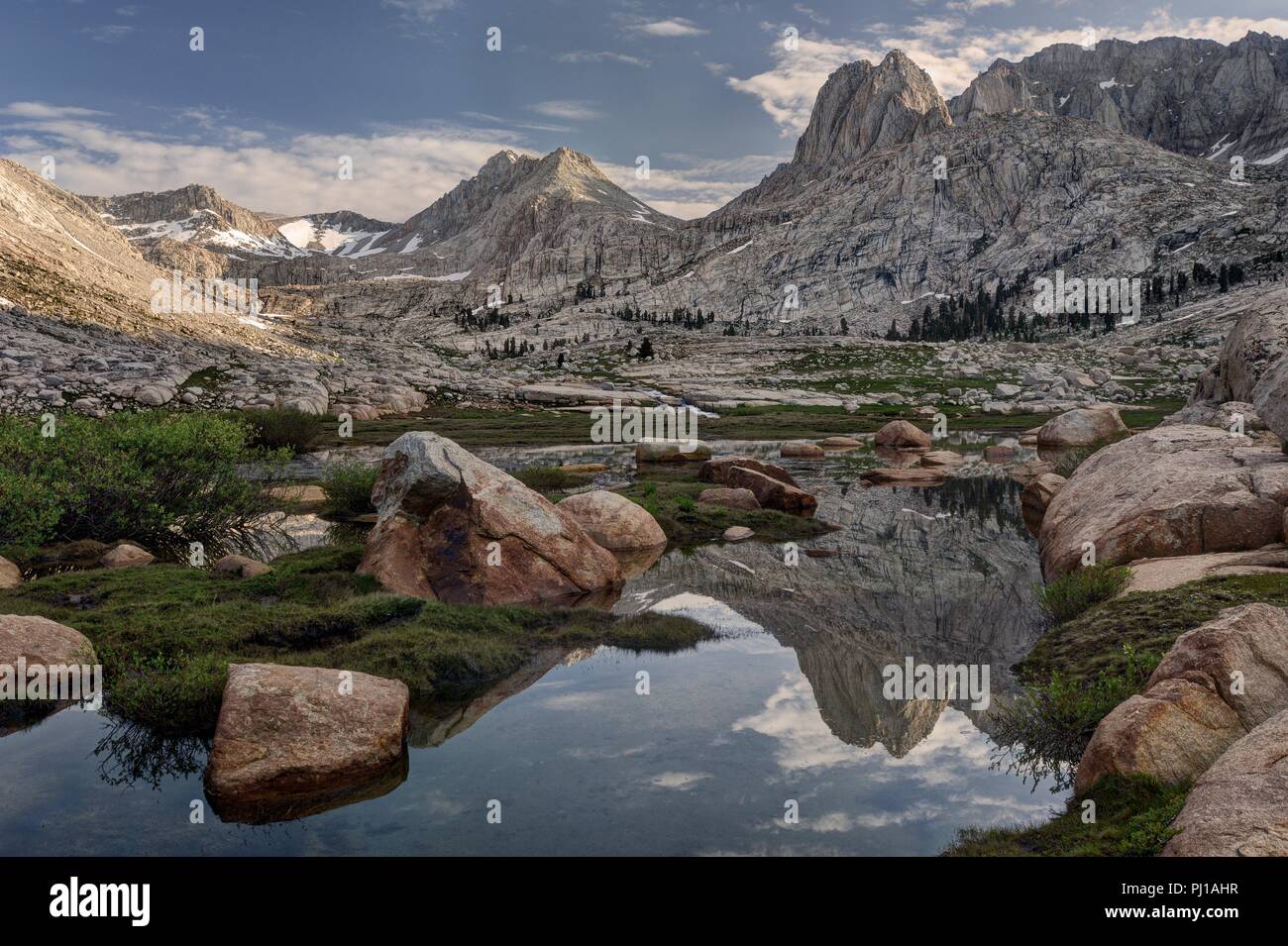 Riflessioni nel bacino di taglio obliquo, Kings Canyon National Park, California, Stati Uniti Foto Stock