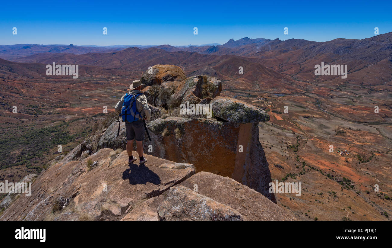Escursionista in piedi sul camaleonte guardando sopra Tsaranoro Valley, Madagascar Foto Stock