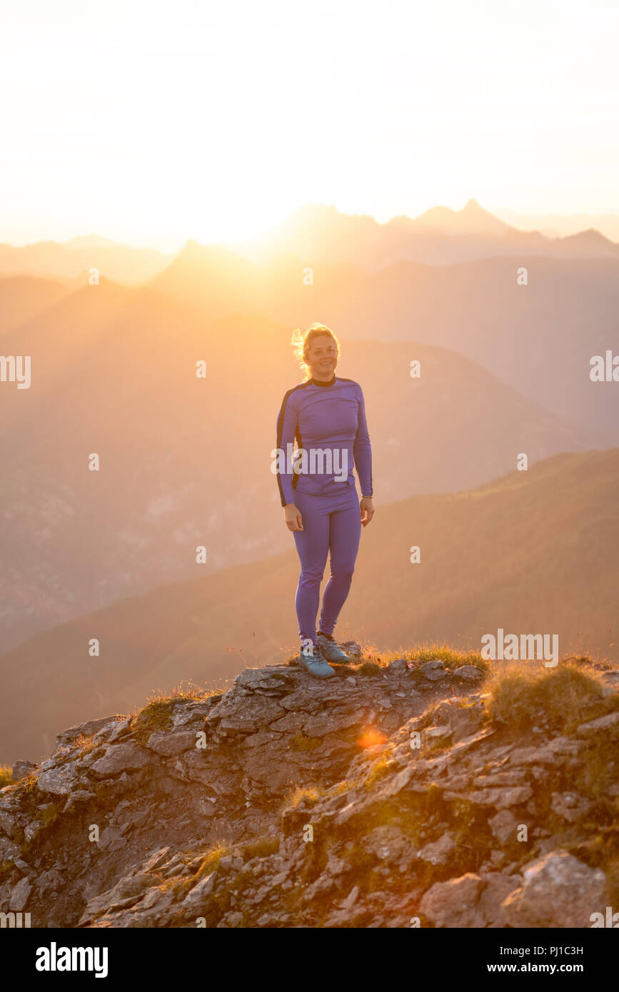 Athletic donna in piedi su un crinale di Sunrise, Gastein, Salisburgo, Austria Foto Stock