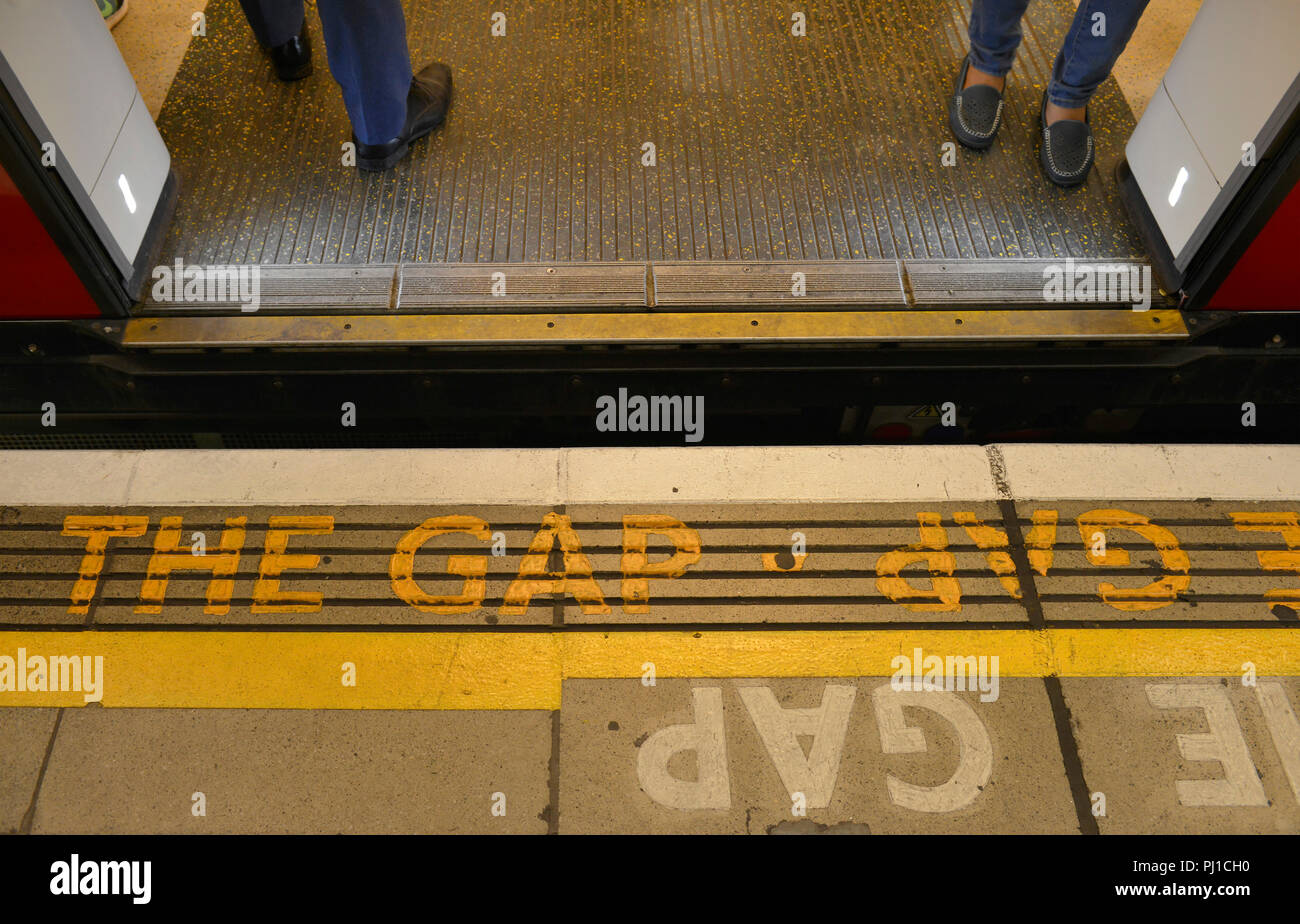 Mente il divario, la metropolitana di Londra, Inghilterra, Grossbritannien Foto Stock