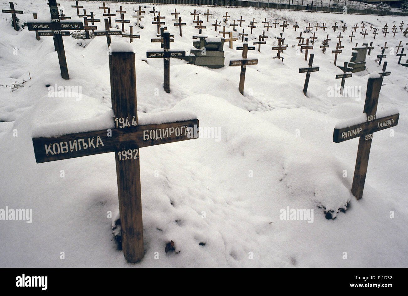 4 Marzo 1993 durante l'assedio di Sarajevo: una vista di una parte del cimitero di Lion, appena al di sotto dell'Ospedale Kosevo. Decine di croci di legno nella neve sono tutti datati 1992. Essi portano i nomi delle vittime serbe dell assedio. Foto Stock