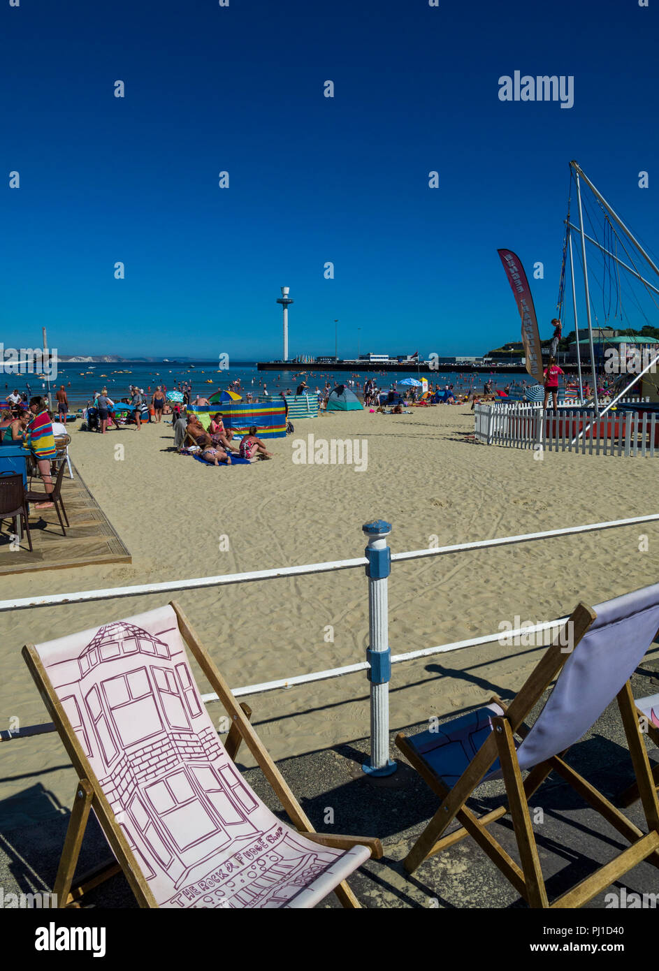 Spiaggia di Weymouth in estate con Jurassic Skyline torre di osservazione a distanza di Weymouth Dorset, England, Regno Unito Foto Stock